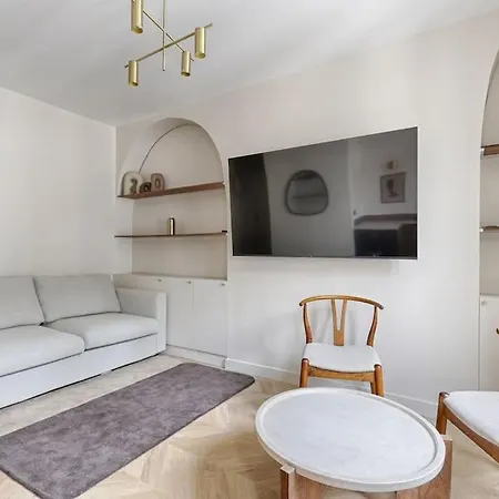 Barbes Buttes Chaumont Cosy Studio 2p